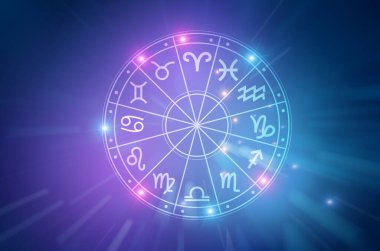 Burç dairesinin içinde burç işaretleri var. Astroloji gökyüzünde birçok yıldız ve ay ile astroloji ve burçlar kavramı