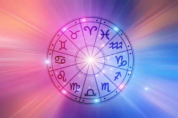Burç dairesinin içinde burç işaretleri var. Astroloji gökyüzünde birçok yıldız ve ay ile astroloji ve burçlar kavramı