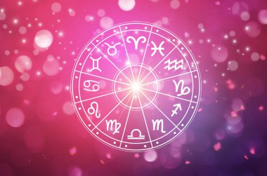 Burç dairesinin içinde burç işaretleri var. Astroloji gökyüzünde birçok yıldız ve ay ile astroloji ve burçlar kavramı