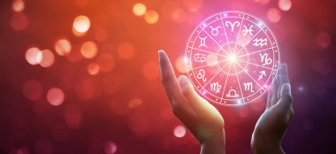 Burç dairesinin içinde burç işaretleri var. Astroloji gökyüzünde birçok yıldız ve ay ile astroloji ve burçlar kavramı