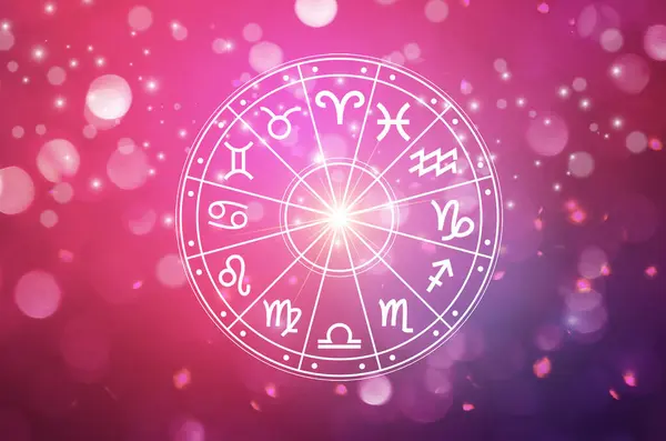 Burç dairesinin içinde burç işaretleri var. Astroloji gökyüzünde birçok yıldız ve ay ile astroloji ve burçlar kavramı