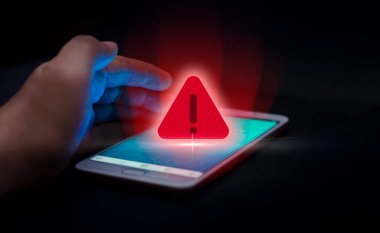 Hacker kontrol ve cep telefonunda casusluk. Cep telefonlarının kullanımında bir uyarı sembolü. E- posta kutusu ve spam virüsünü uyarın. İnternet mektup güvenliği, çöp postaları ve çöp postaları hakkında uyarıda bulunulmasına karşı uyarın.