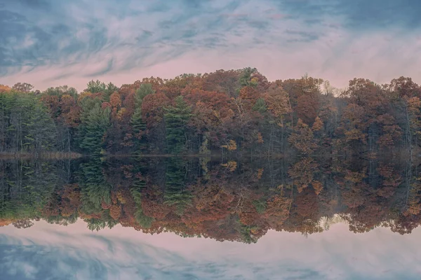 美国密歇根州扬基泉国家公园 霍尔湖海岸线日出时的秋景 平静的水面映照出了倒影 — 图库照片
