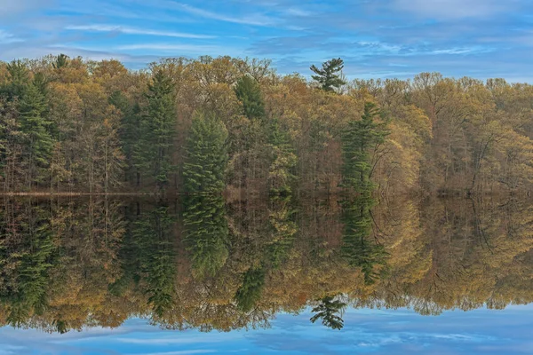 Jarní Krajina Pobřeží Hall Lake Zrcadlovými Odlesky Klidné Vodě Yankee — Stock fotografie