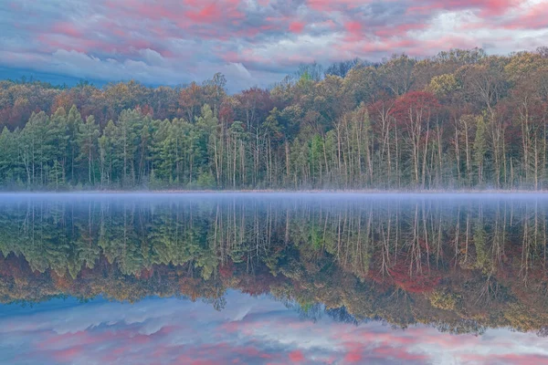 美国密歇根州扬基泉州立公园 深湖海岸线黎明时分的春景 雾蒙蒙 白雪轻扬 — 图库照片