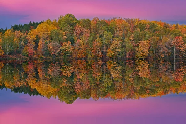 Autumn Landscape Dawn Shoreline Pete Lake Mirrored Reflections Calm Water — Stock Photo, Image