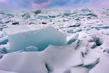 Mavi buz parçalarının şafağında kış manzarası ve Michigan Gölü, Empire Beach, Sleeping Bear Dunes, Michigan, ABD kıyıları karla kaplıydı.