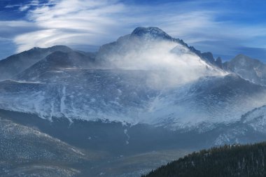 Uzun Tepeler 'in kış manzarası ve esen rüzgar karı, Rocky Dağı Ulusal Parkı, Colorado, ABD