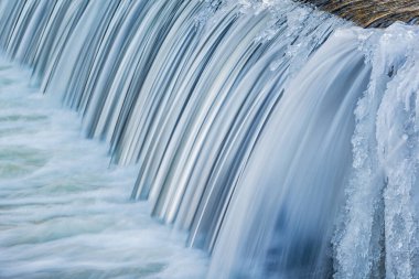 Kış, Portage Creek Şelalesi buzla çerçevelenmiş ve hareket bulanıklığıyla yakalanmış, Milham Park, Kalamazoo, Michigan, ABD