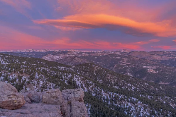 ロストガルフ展望台からロッキー山脈のフロントレンジの夜明けの冬の風景 フラグスタッフ山 ボルダー コロラド州 アメリカ ロイヤリティフリーのストック画像