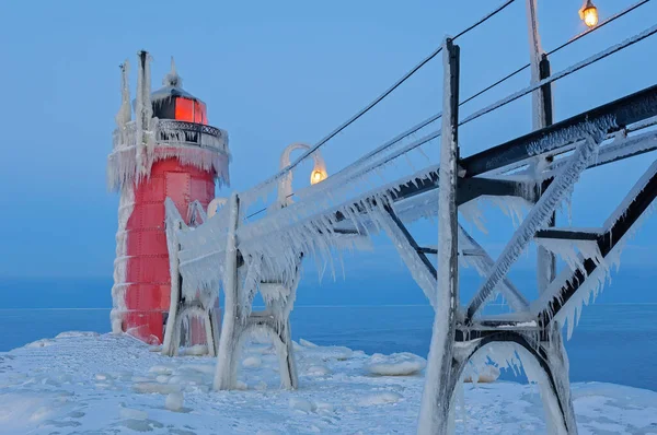 Winterlandschaft Des South Haven Michigan Leuchtturm Pier Und Laufsteg Eis Stockbild