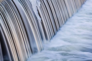 kış, buz sarkıtları tarafından çerçeveli ve altın güneş, michigan, ABD tarafından aydınlatılan portage creek çağlayan