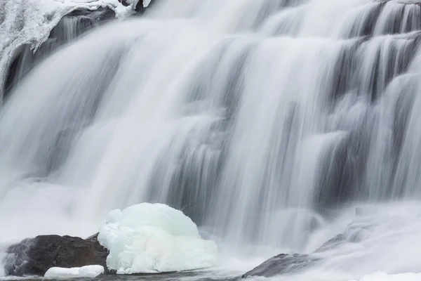 Winter Bond Falls Capturado Com Borrão Movimento Emoldurado Por Gelo Imagem De Stock
