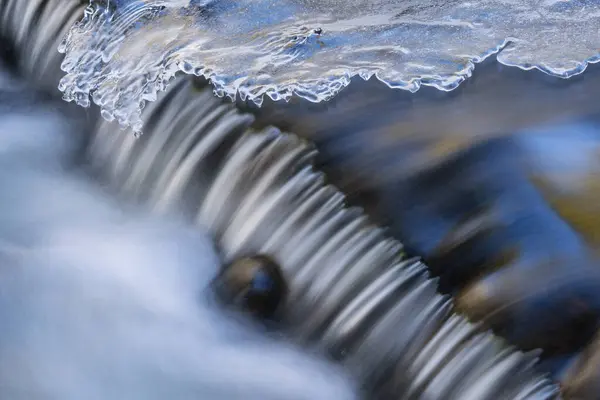 Зимний Пейзаж Каскада Запечатленный Размытием Движения Водопада Бонд Обрамлённый Льдом Лицензионные Стоковые Фото