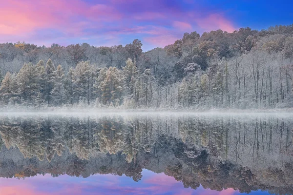 Autumn Landscape Shoreline Deep Lake Flocked Snow Mirrored Reflections Calm — Stock Photo, Image