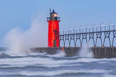 Güney Haven 'ın şafağındaki yaz manzarası, Michigan deniz feneri, podyum yürüyüşü ve iskele, Michigan Gölü, ABD
