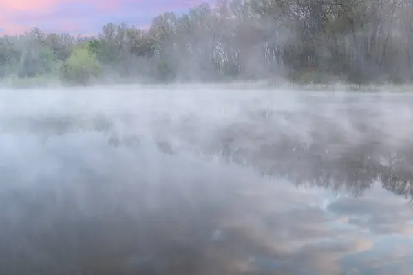 Frühlingslandschaft Morgengrauen Ufer Des Deep Lake Nebel Mit Spiegelreflexen Ruhigem — Stockfoto