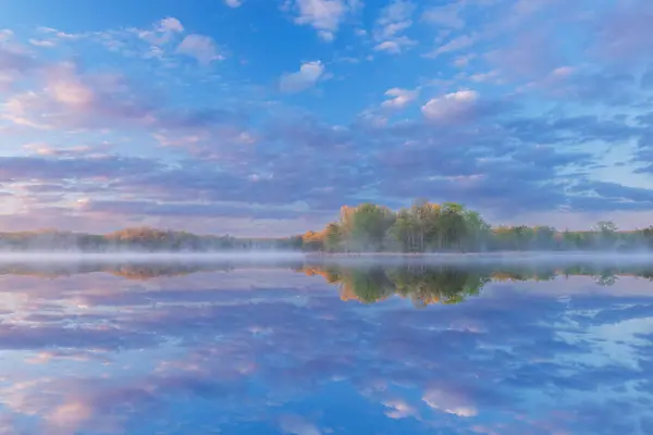 Neblige Frühlingslandschaft Ufer Des Whitford Lake Bei Sonnenaufgang Mit Spiegelungen — Stockfoto