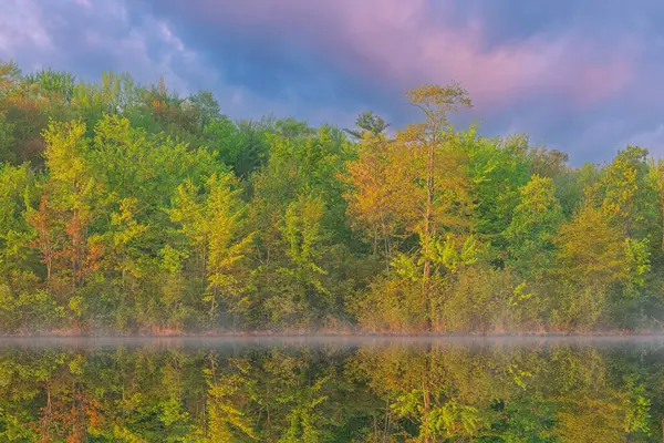 Nebelige Frühlingslandschaft Bei Sonnenaufgang Ufer Des Long Lake Und Mit — Stockfoto