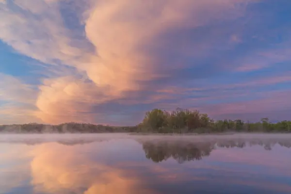 美国密歇根州卡斯特堡州立公园 惠特福德湖畔黎明时分 多雾的春景映照在平静的水面上 免版税图库照片