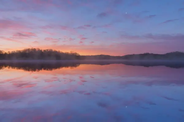 Landschaft Morgengrauen Ufer Des Whitford Lake Mit Spiegelungen Ruhigem Wasser Stockfoto