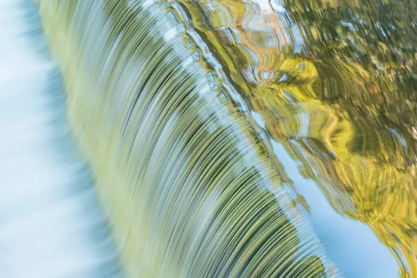 Batalha Creek River Cascata Capturada Com Borrão Movimento Com Reflexos Imagens De Bancos De Imagens