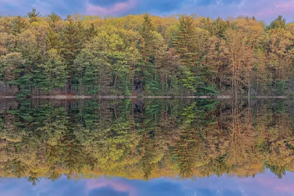 Spring Landscape Hall Lake Dawn Mirrored Reflections Calm Water Yankee Stockfoto