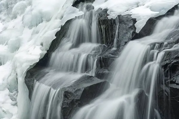 Winter Bond Falls Capturado Com Borrão Movimento Emoldurado Por Gelo Fotos De Bancos De Imagens
