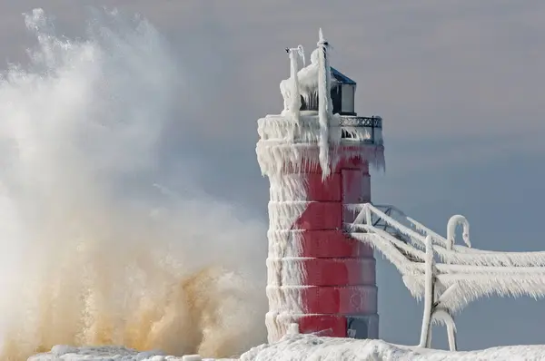 Winter Ice South Haven Michigan Lighthouse Com Onda Salpicante Lake Fotos De Bancos De Imagens