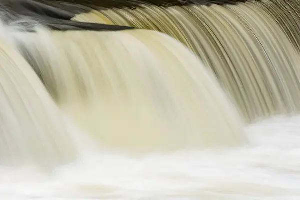 米国ミシガン州ラビット川のカスケードのぼやけた動きで捉えられた風景 ストックフォト