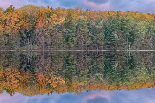 Vårlandskap Hall Lake Gryningen Med Speglade Reflektioner Lugnt Vatten Yankee Stockfoto