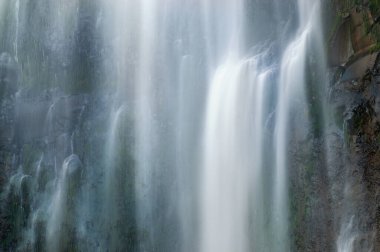 Multnomah Falls 'un yaz manzarası hareket bulanıklığı ile çekildi, Columbia River Gorge, Oregon, ABD