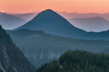 Şelale Dağı 'nın dışındaki Şelale Dağları' nın günbatımında manzara. Ranier Ulusal Parkı, Washington, ABD