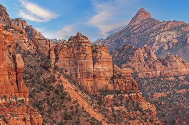 Uçurum ve ormanın doğuşundaki manzara, Kolob Canyons, Zion Ulusal Parkı, Utah, ABD