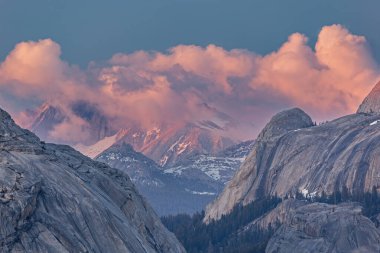 Conness Dağı 'nın Olmstead Point, Sierra Nevada Dağları' ndan günbatımında manzara, Kaliforniya, ABD