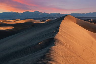 Sunrise, mesquite düz kum tepeleri ve panamint Dağları, ölüm Vadisi Milli Parkı, Kaliforniya, ABD