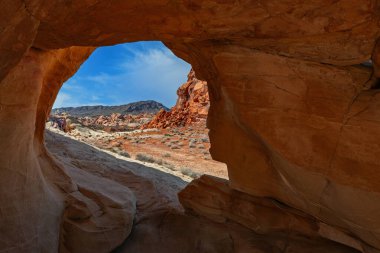 Nevada, ABD 'deki Fire State Park Vadisi' nde bir kemerin doğuşuyla manzara.