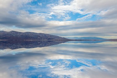 Cottonball Havzası ve Panamint Dağları 'nın sakin sulardaki yansımaları, Ölüm Vadisi Ulusal Parkı, Kaliforniya, ABD