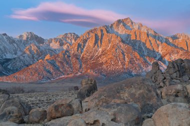 Lone Pine Peak 'in şafağındaki manzara, merceksi bulutlar, Doğu Sierra Nevada Dağları ve Lone Pine, Kaliforniya yakınlarındaki Alabama Tepeleri, ABD