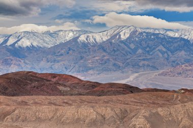 Ölüm Vadisi ve Panamint Dağları 'nın kış manzarası gün doğumunda, Ölüm Vadisi Ulusal Parkı, Kaliforniya, ABD
