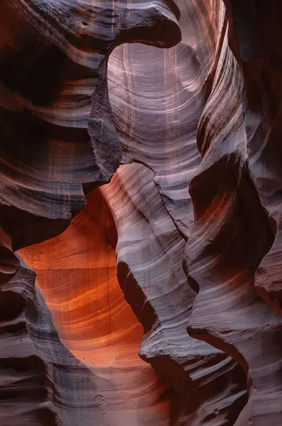 Yukarı Antilop Yuvası Kanyonu manzarası yansıyan güneş ışığıyla parıldıyor, Arizona, ABD