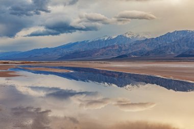 Cottonball Havzası ve Panamint Dağları 'nın sakin sulardaki yansımaları, Ölüm Vadisi Ulusal Parkı, Kaliforniya, ABD