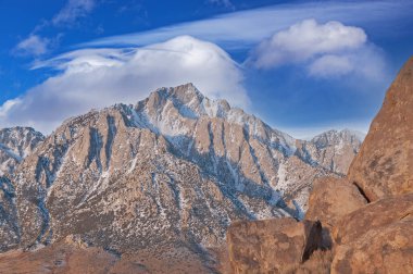 Lone Pine Peak 'in gündoğumunda manzara, Doğu Sierra Nevada Dağları ve Lone Pine, California, ABD yakınlarındaki Alabama Tepeleri