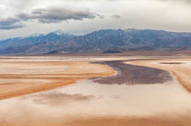 Cottonball Havzası ve Panamint Dağları 'nın sakin sulardaki yansımaları, Ölüm Vadisi Ulusal Parkı, Kaliforniya, ABD