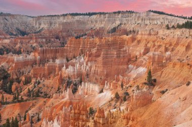 Bryce Canyon Ulusal Parkı 'nın şafak vakti manzarası, Utah, ABD