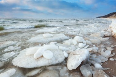 Michigan Gölü 'nün donmuş kış manzarası gün batımına yakın, Saugatuck Dunes State Park, Michigan, ABD