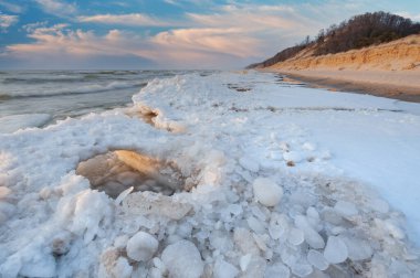 Michigan Gölü 'nün donmuş kış manzarası gün batımına yakın, Saugatuck Dunes State Park, Michigan, ABD
