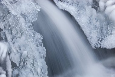 Orangeville Creek Şelalesi 'nin kış manzarası buzla çerçevelenmiş ve hareket bulanıklığı ile yakalanmıştır, Michigan, ABD