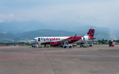 Almaty, Kazakistan, 18 Haziran 2023 - Uluslararası Almaty Kazakistan Havaalanı 'ndaki Arystan havayolu parkında uçun