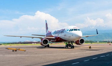 Almaty, Kazakistan, 18 Haziran 2023 - Uluslararası Almaty Kazakistan Havaalanı 'ndaki Arystan havayolu parkında uçun